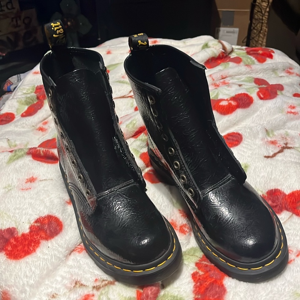 New Dr. Martens distressed patent leather boots size - 7 US L ( no laces)